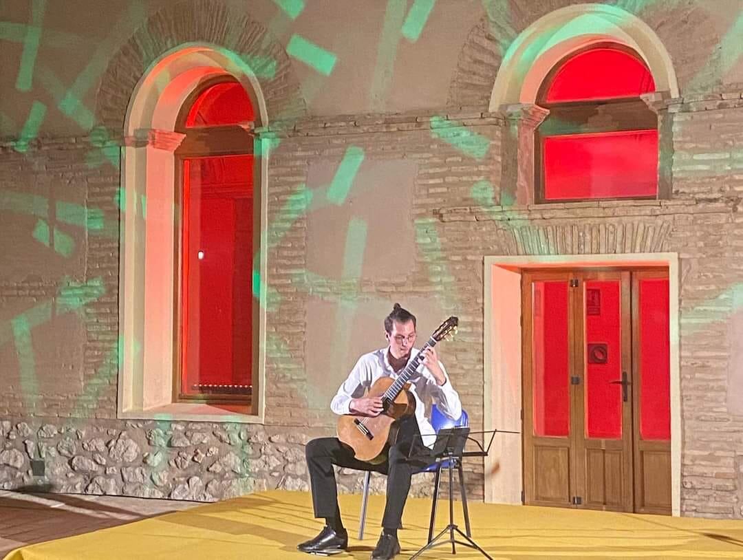 El turco Özberk Sarigül ganó anoche la III edición del Festival Internacional de Guitarra Ciudad de Mula, celebrado en el claustro del convento de San Francisco