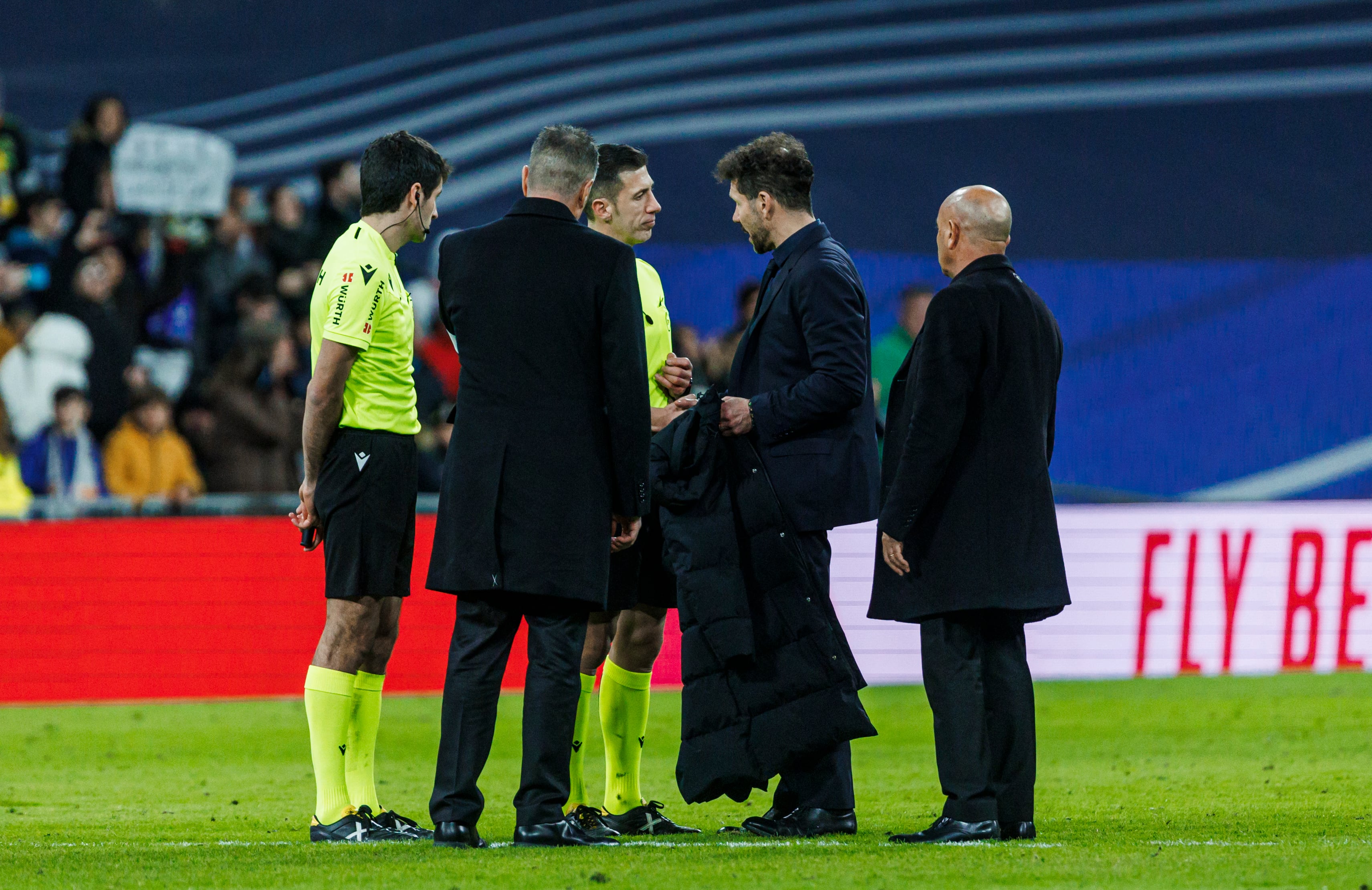 Simeone quejándose después del partido de Copa a Del Soto Grado