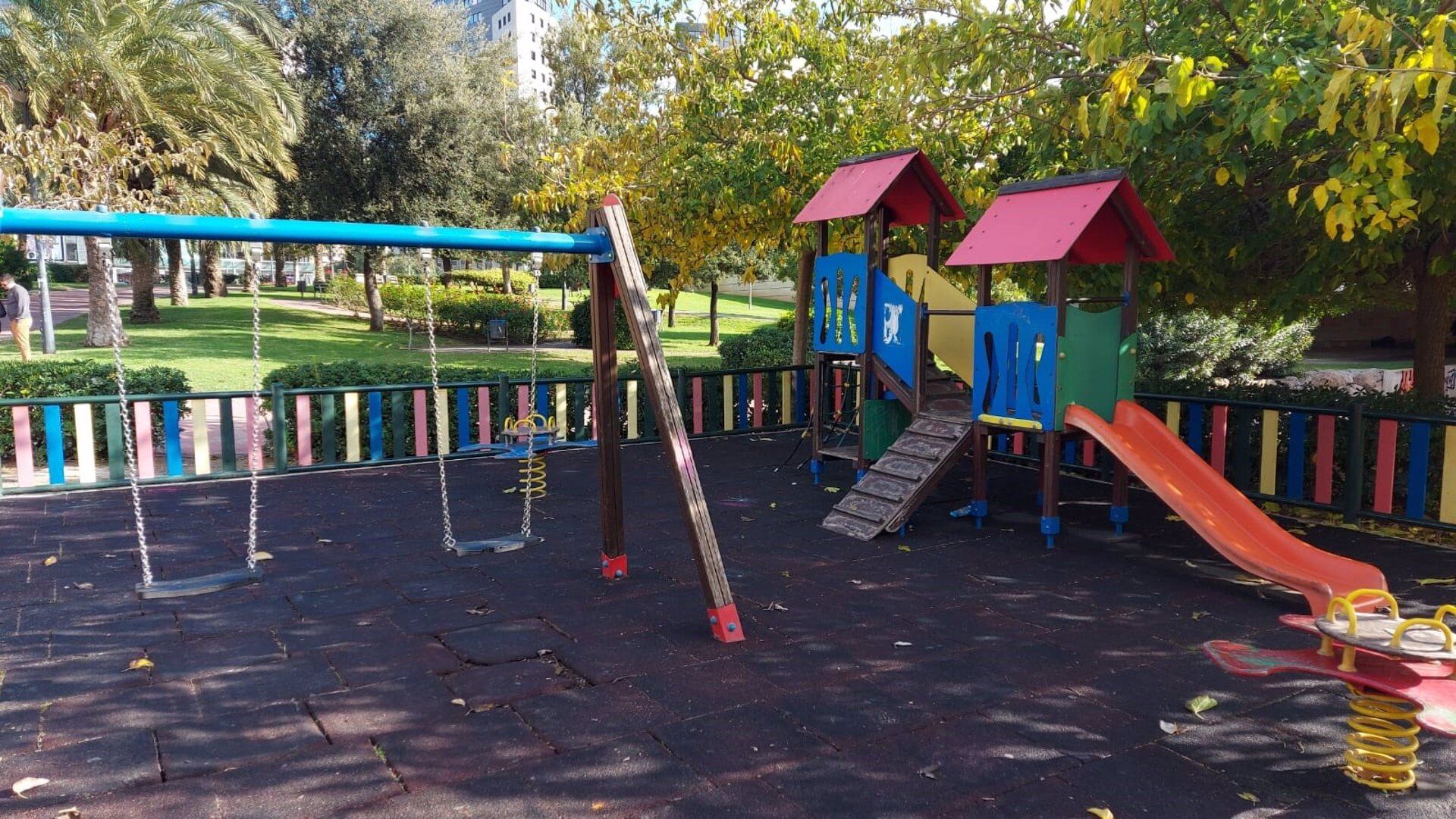 Imagen de una zona de juegos infantiles de València