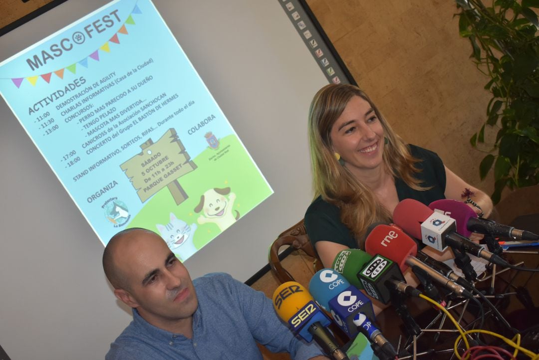 La concejala Mariana Boadella y Toni Pérez de La Bienvenida durante la presentación de Mascofest