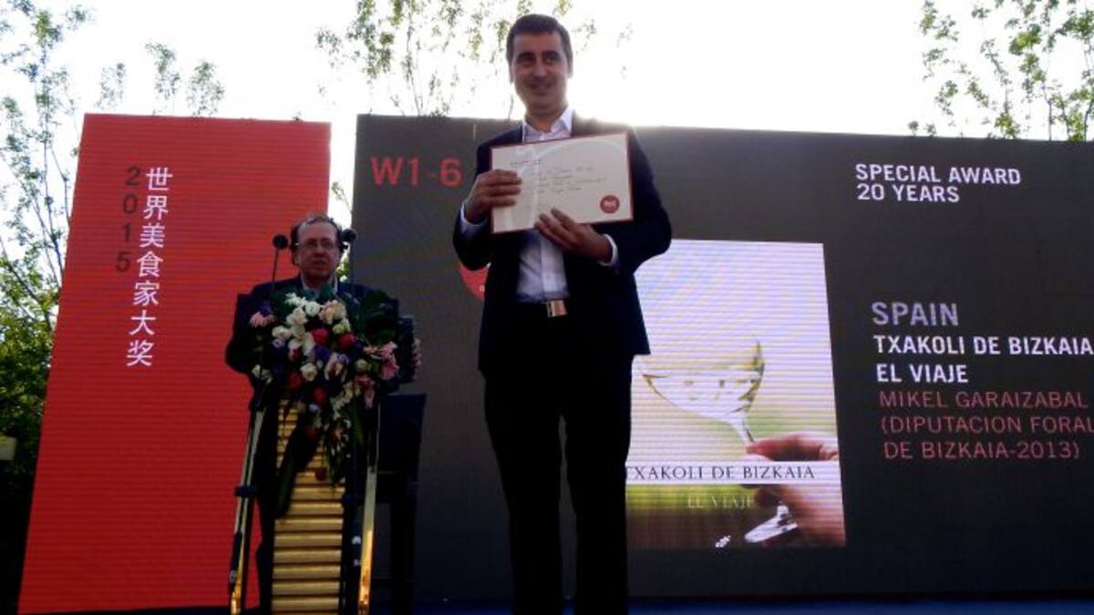 Una guía sobre el txakoli de Bizkaia, premiada como la mejor de Europa