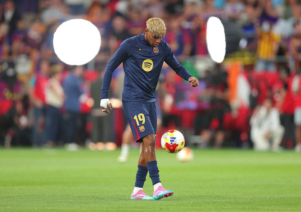 Lamine Yamal controla un balón con su nuevo peinado