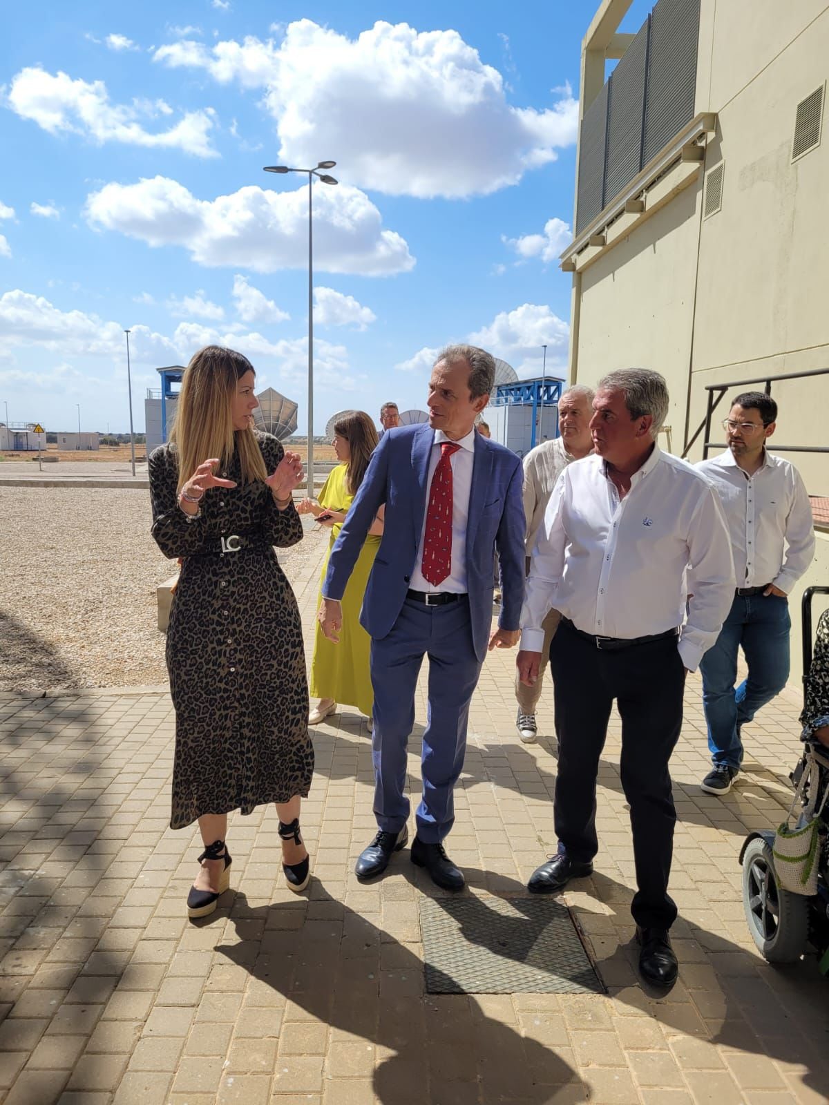 Tania Solans visita las instalaciones de Hispasat en Madrid