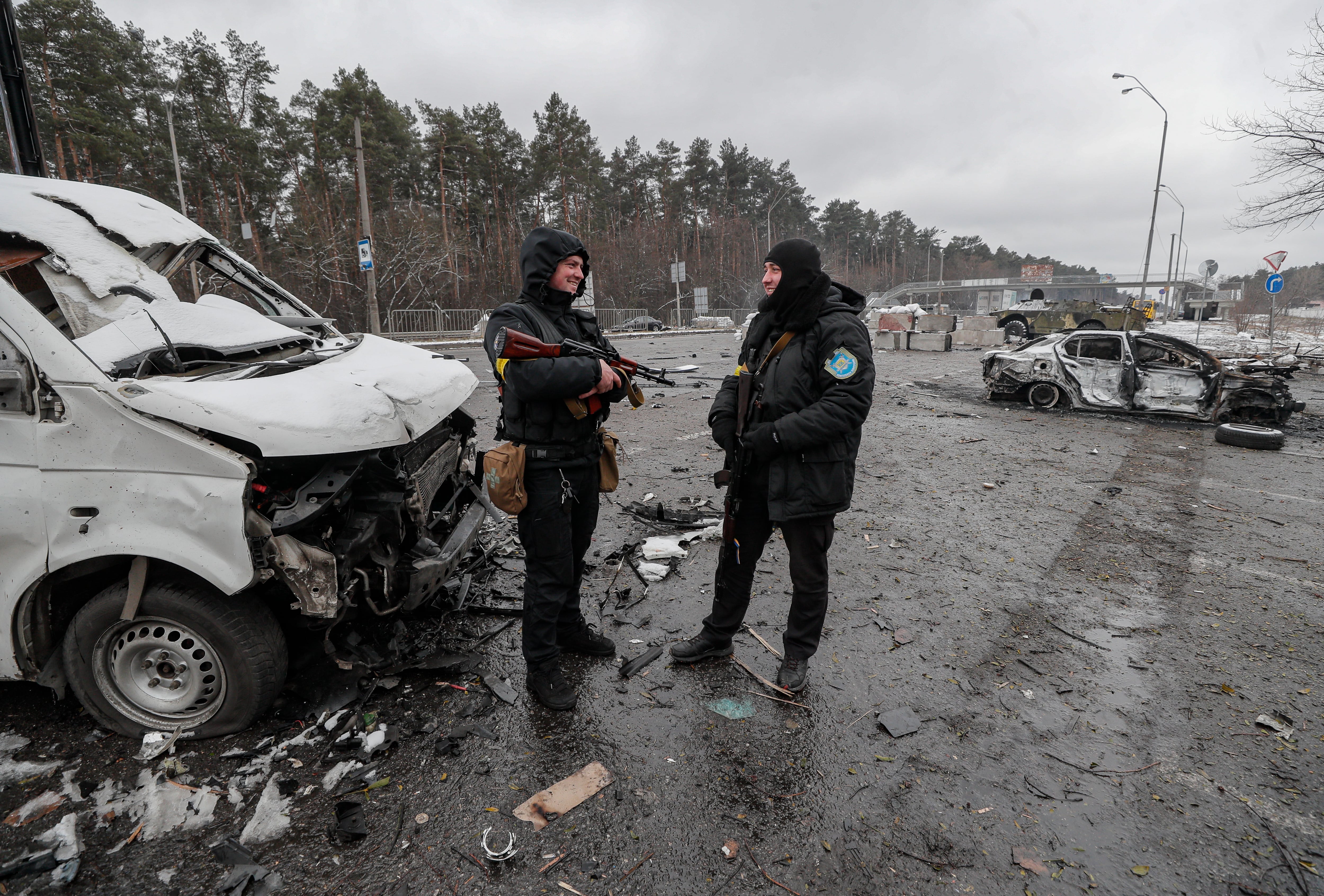 Dos policias ucranianos este martes en un punto de control en Brovary cerca de Kiev.