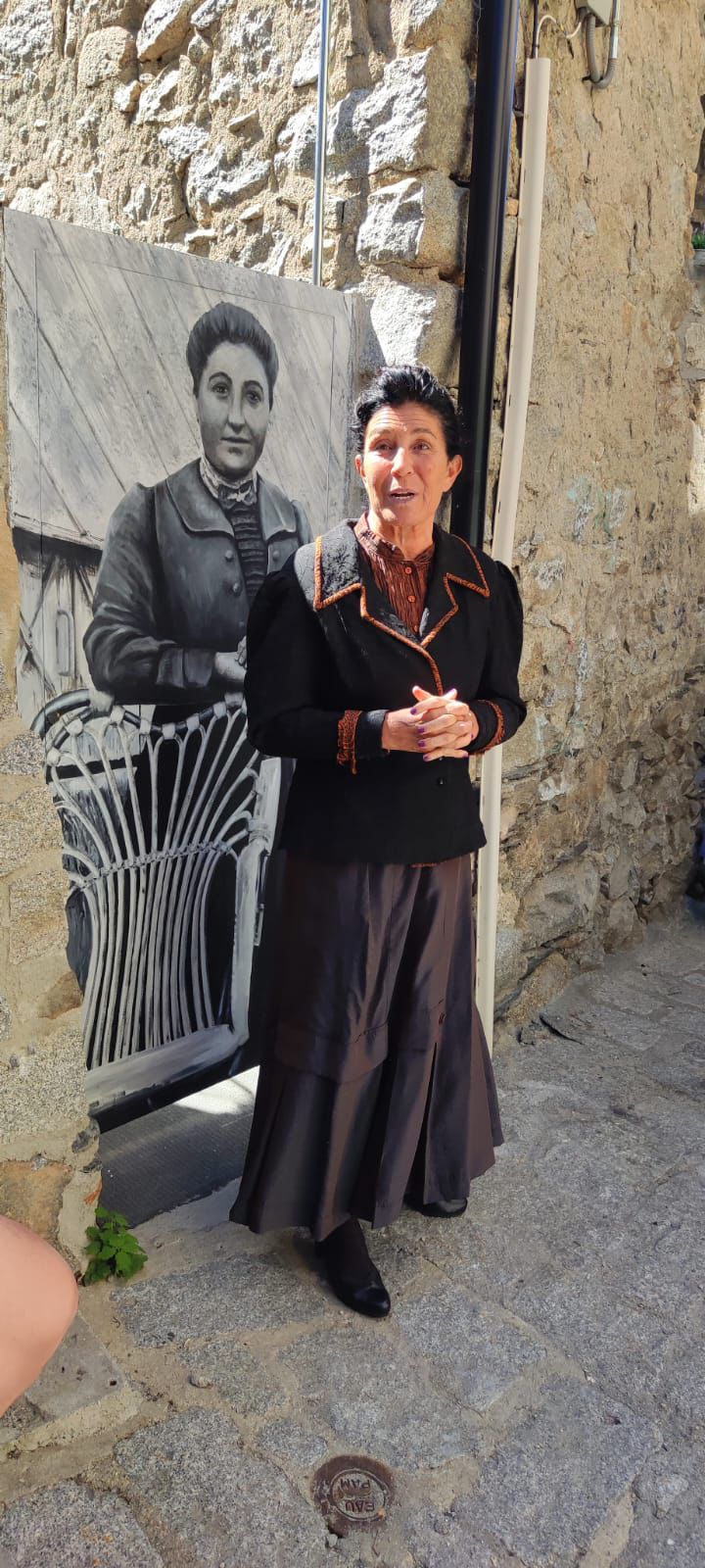 Mercè Canals caracteritzada per les visites teatralitzades del centre històric d'Andorra la Vella