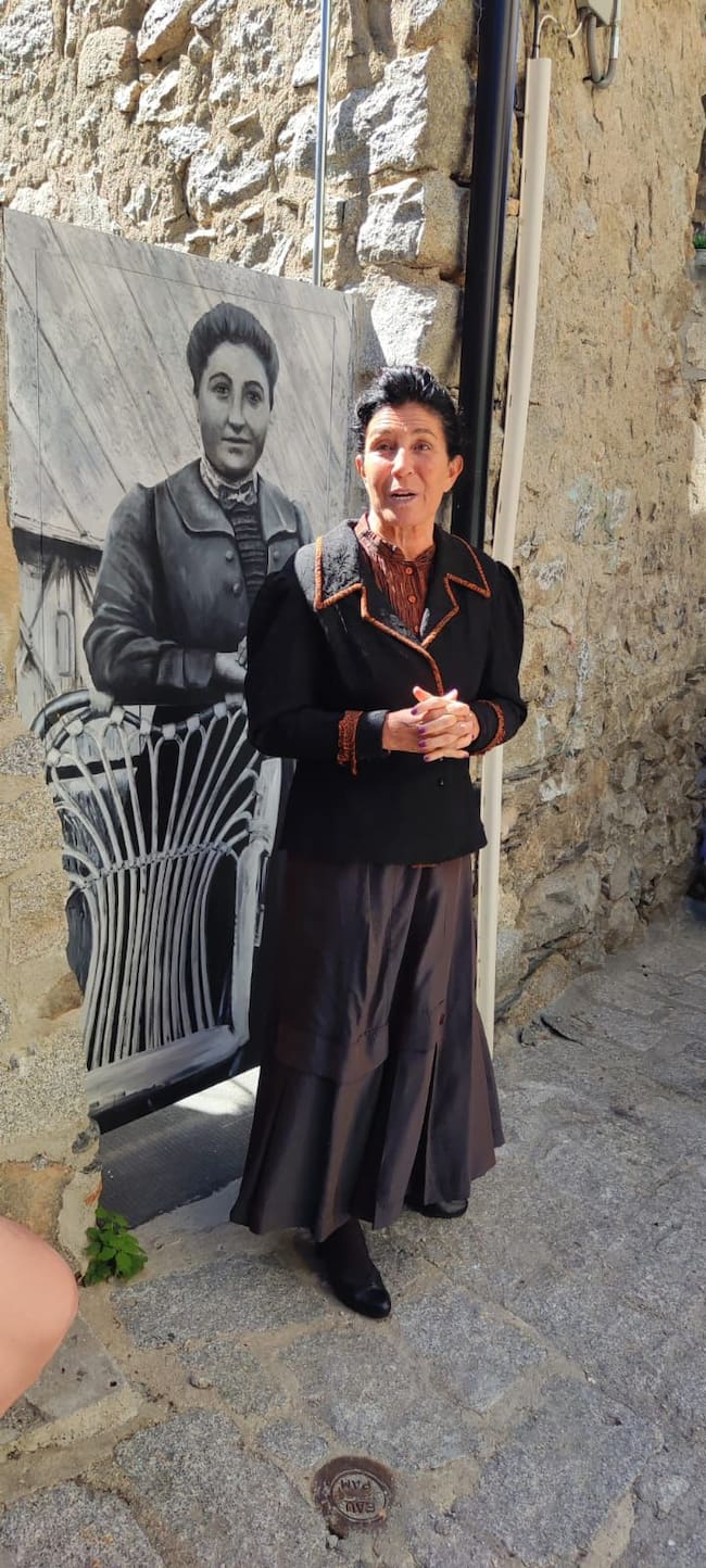 Mercè Canals caracteritzada per les visites teatralitzades del centre històric d'Andorra la Vella