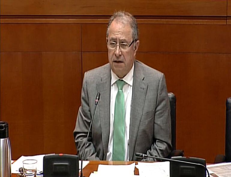 El consejero de Hacienda, Fernando Gimeno, durante la Comisión de Hacienda