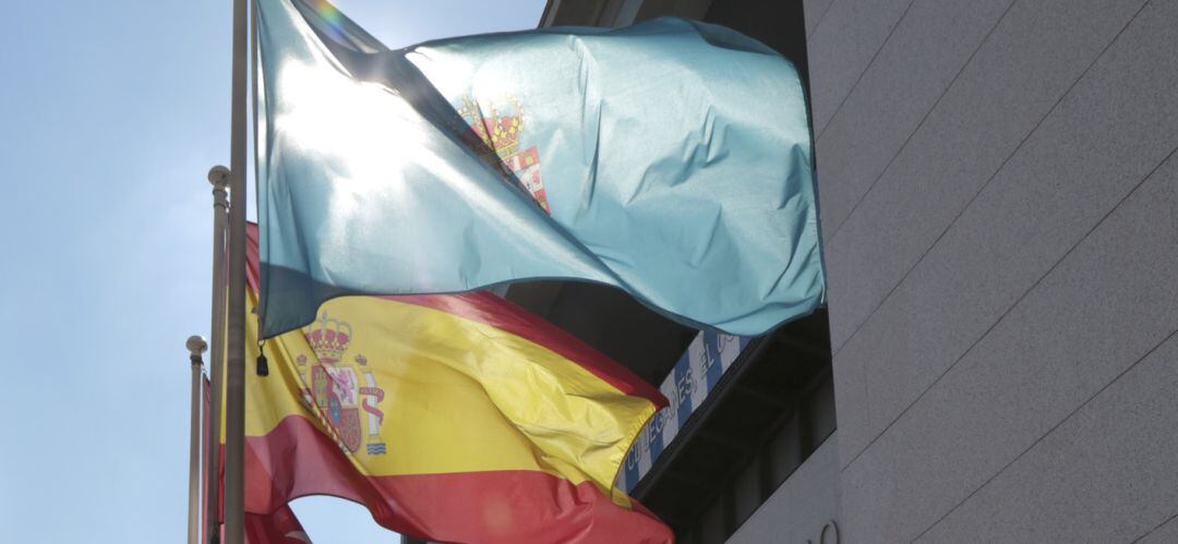 Las banderas ondean con el viento junto al Ayuntamiento de Leganés