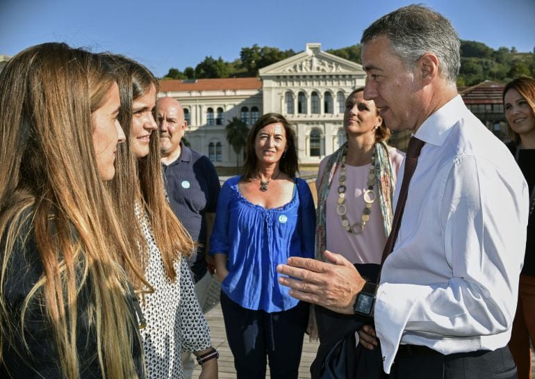 Urkullu ha podido hablar de empleo con jóvenes estudiantes