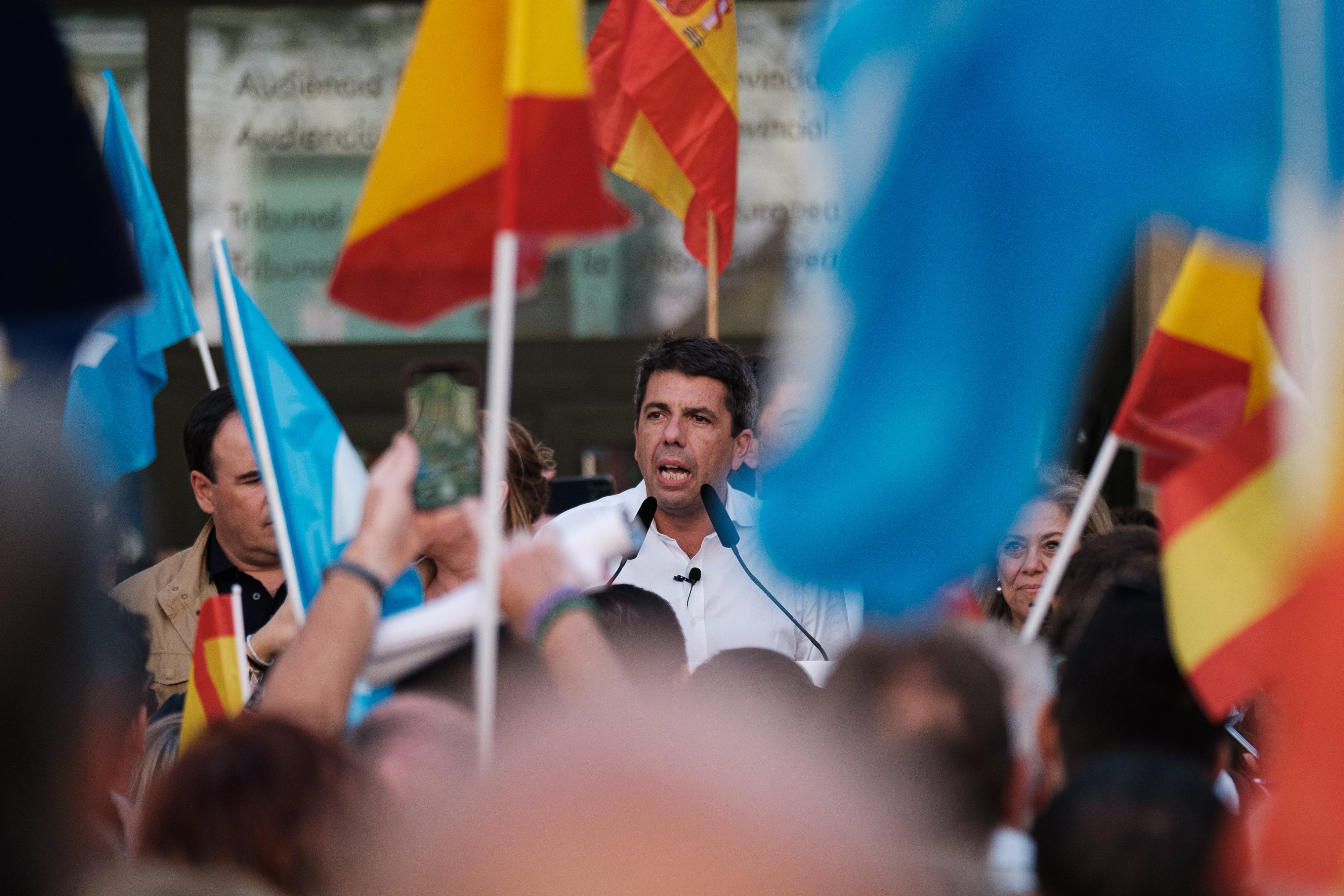 ALICANTE (C.VALENCIANA), 12/11/2023.- El President Carles Mazón este domingo durante la protesta contra la amnistía en la Plaza del Ayuntamiento de Alicante. EFE/Pablo Miranzo
