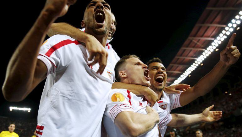 Gameiro celebra la victoria con su gol en los penaltis