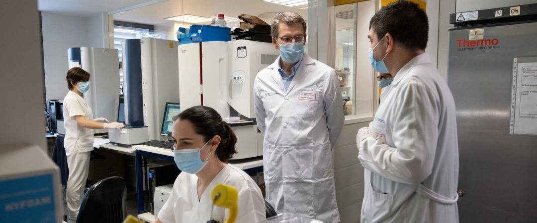 El presidente de la Xunta, Alberto Núñez Feijóo, visita el laboratorio de microbiología del Chuac