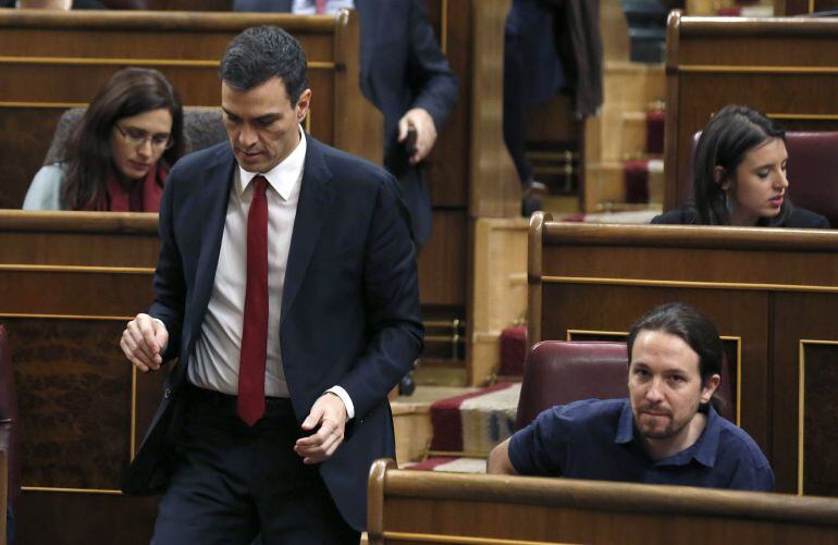 El secretario general del PSOE, Pedro Sánchez pasa junto al líder de Podemos, Pablo Iglesias durante la sesión constitutiva del Congreso