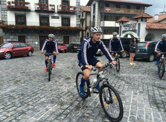 Jugadores realistas llegando a Leitza