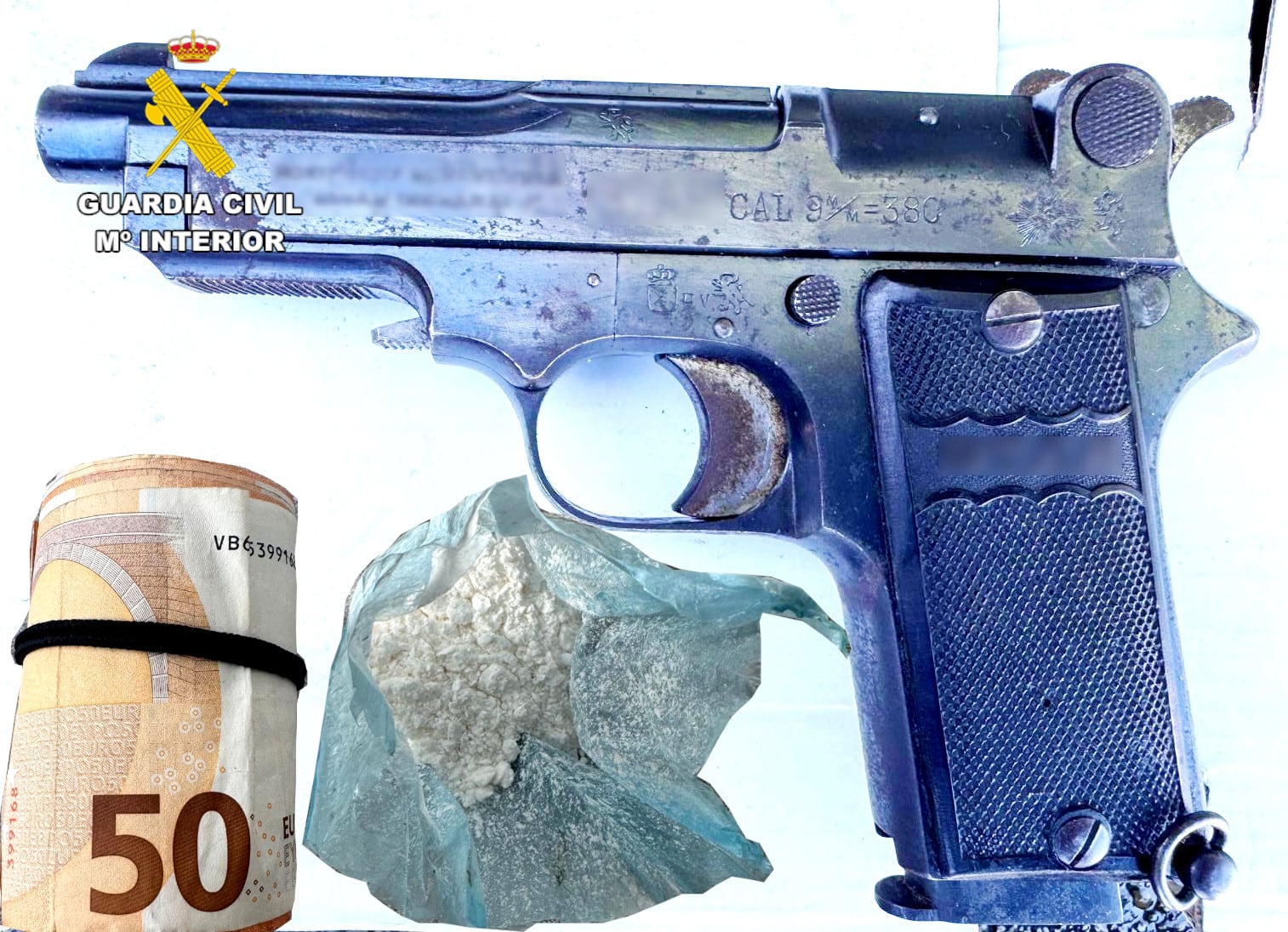 Los agentes localizaron oculta una pistola del calibre 9 milímetros