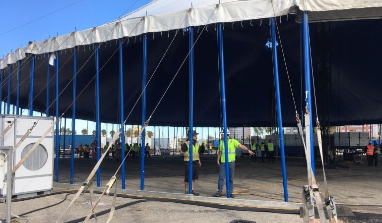 La gran carpa blanca del Circo del Sol tiene capacidad para más de 2.500 espectadores