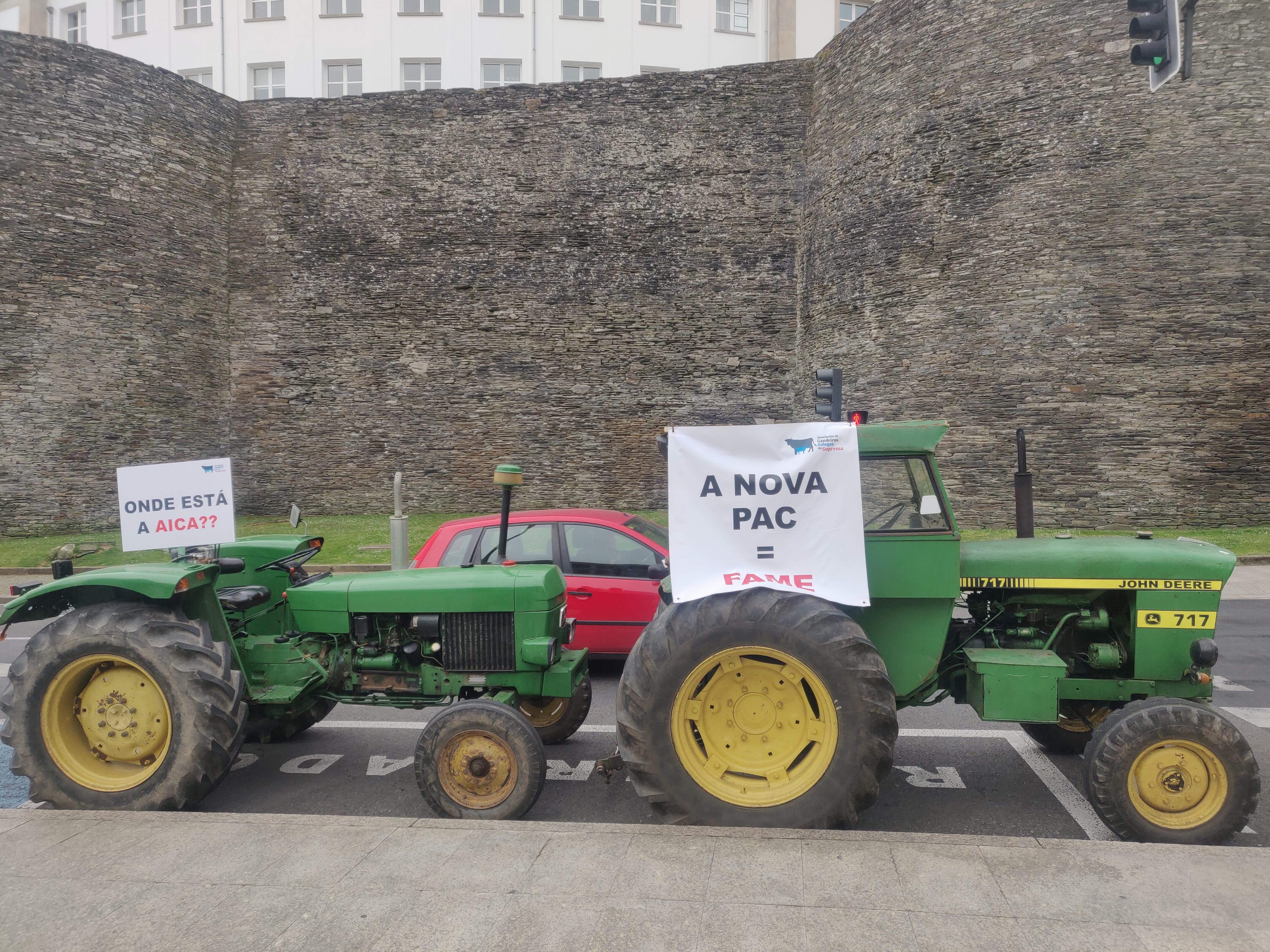 Tractores estacionados frente al edificio de la Xunta en Lugo