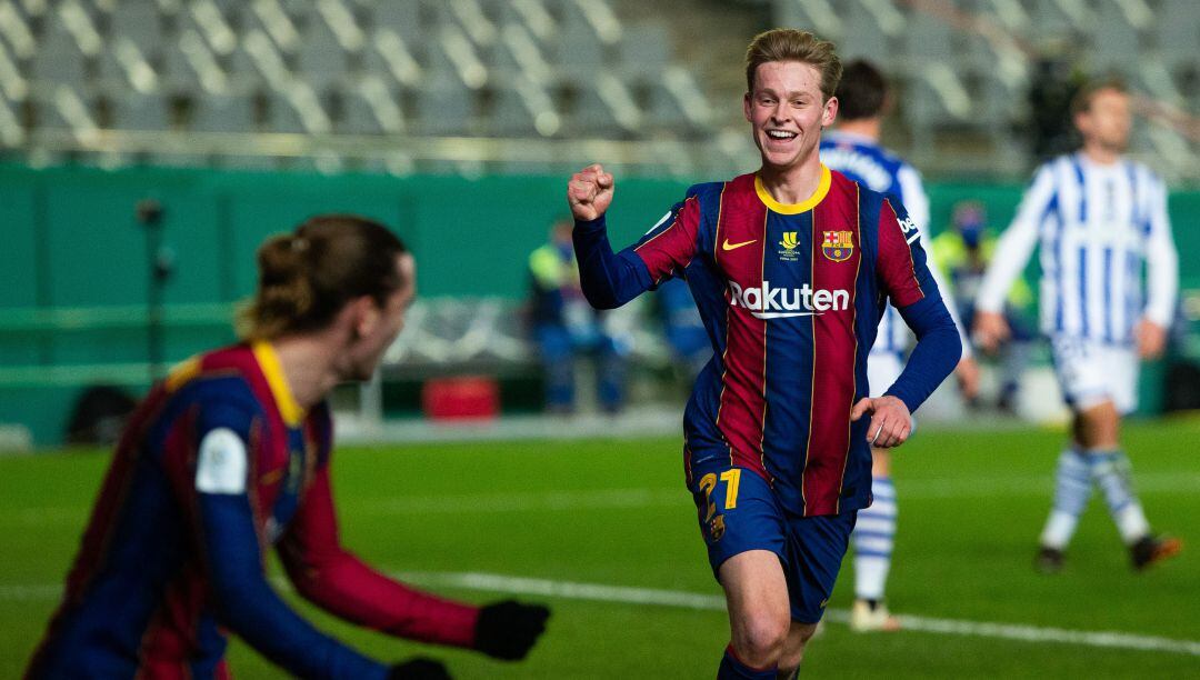 De Jong celebra un gol del Barcelona con Griezmann.