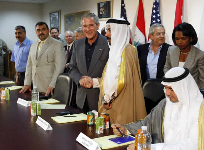 El presidente Bush estrecha la mano de Abu Risha en un encuentro durante su última visita a Irak. (Reuters)