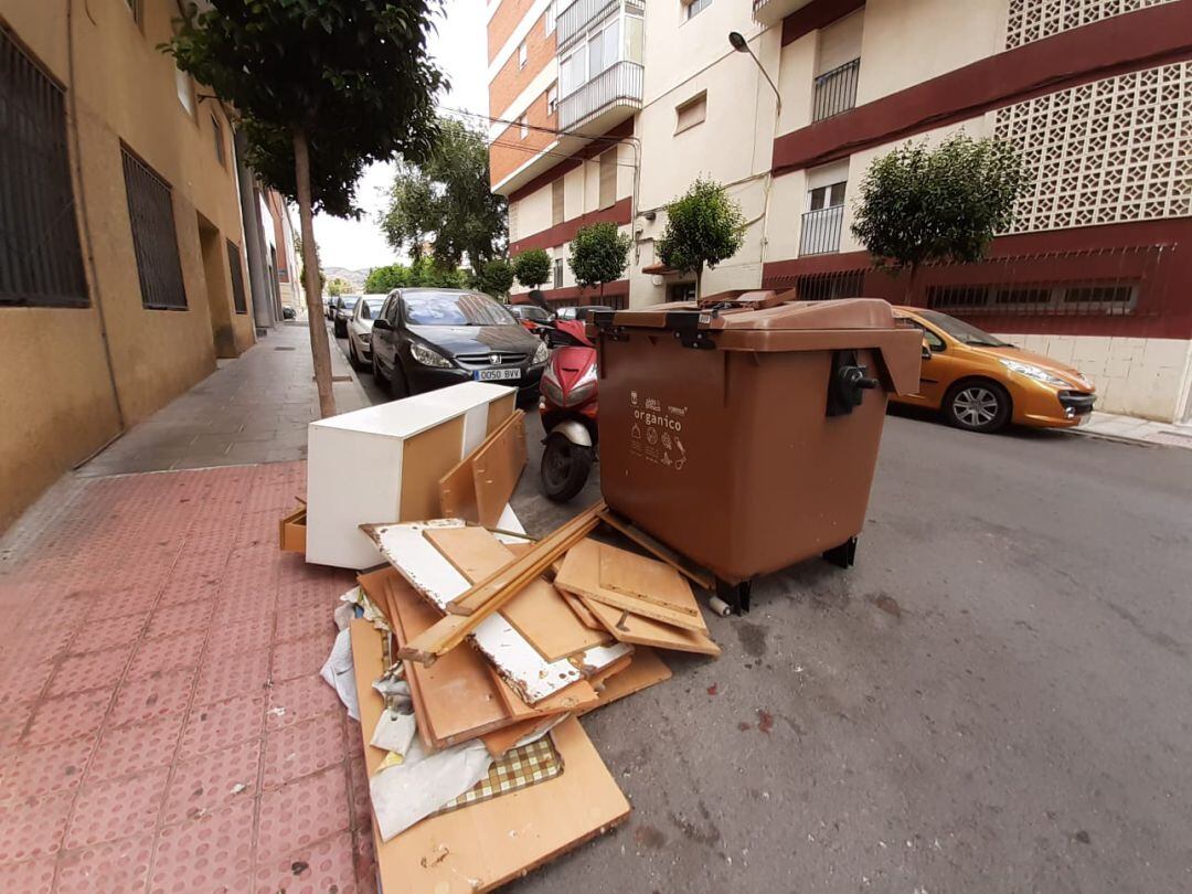 Enseres abandonados en la vía pública de Elda