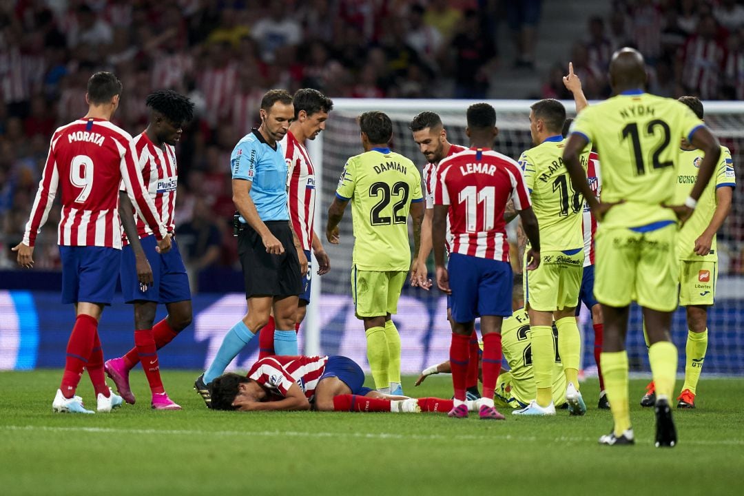 El jugador del C. Atlético de Madrid, Joao Felix, se duele de una falta durante un partido contra el Getafe C.F.