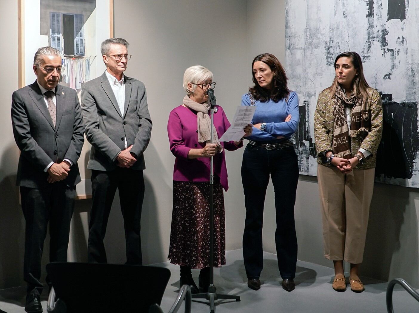 Chus Delgado, presidenta de Parkinson Burgos, inaugurando la exposición. Junto a ella, de izquierda a derecha, Roberto Saiz (delegado territorial de la Junta de Castilla y León), Emilio de Domingo (presidente de la Fundación Círculo), Laura Sebastián (Fundación Círculo) y Andrea Ballesteros (concejala de Servicios Sociales). / Foto: Fundación Círculo