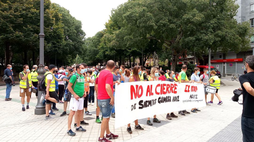 Concentración de los trabajadores de Siemens Gamesa Aoiz frente al Parlamento foral.