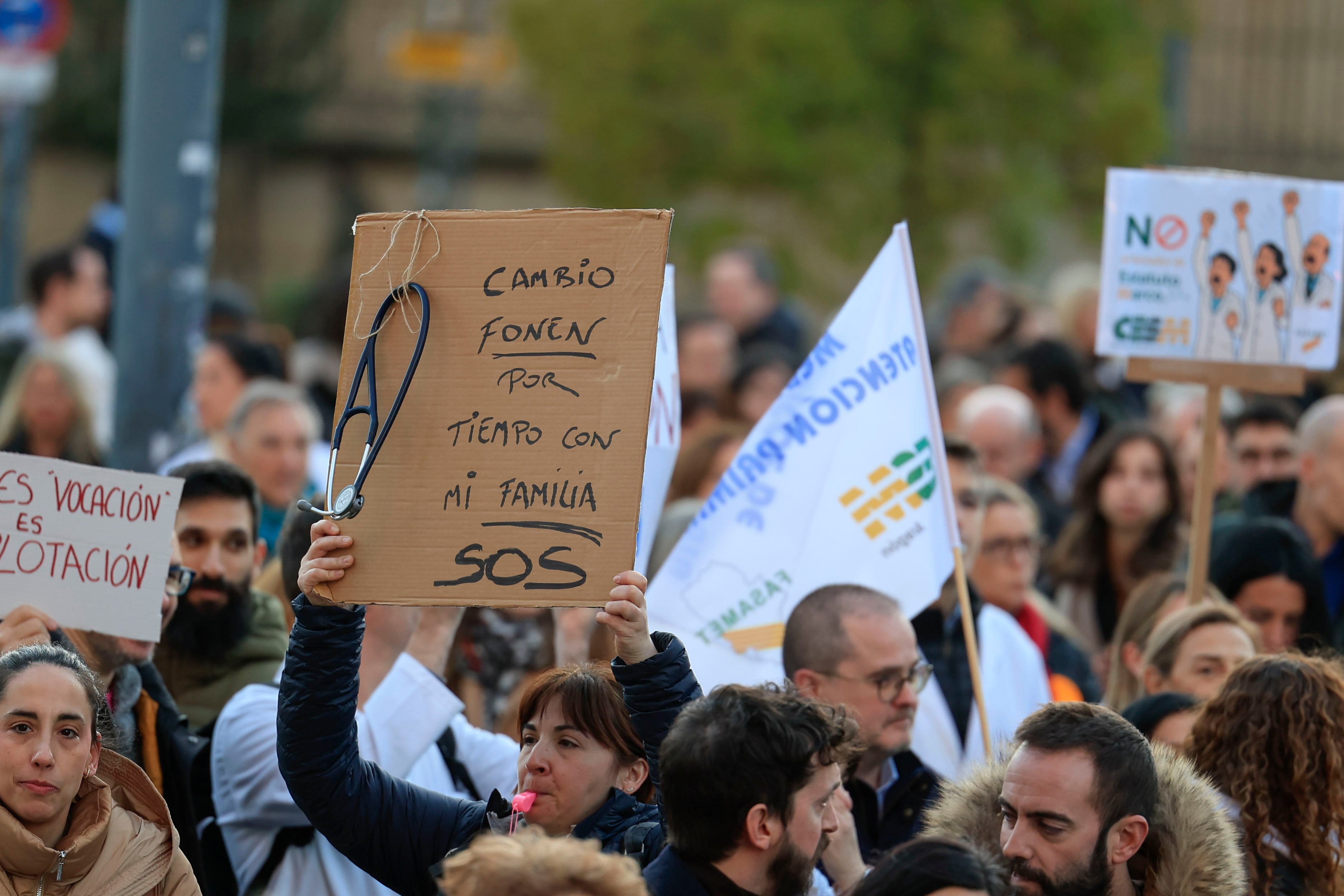ZARAGOZA, 20/02/2026.- Decenas de médicos participan este viernes en una nueva jornada de huelga en Zaragoza. Los médicos en España completaron este viernes la primera semana de una serie de huelgas contra la nueva normativa del sector, convocadas hasta junio por sindicatos pequeños y propios de estos profesionales que no sienten que la negociación de un estatuto sanitario con el Gobierno les haya tenido en cuenta. EFE/ Javier Cebollada