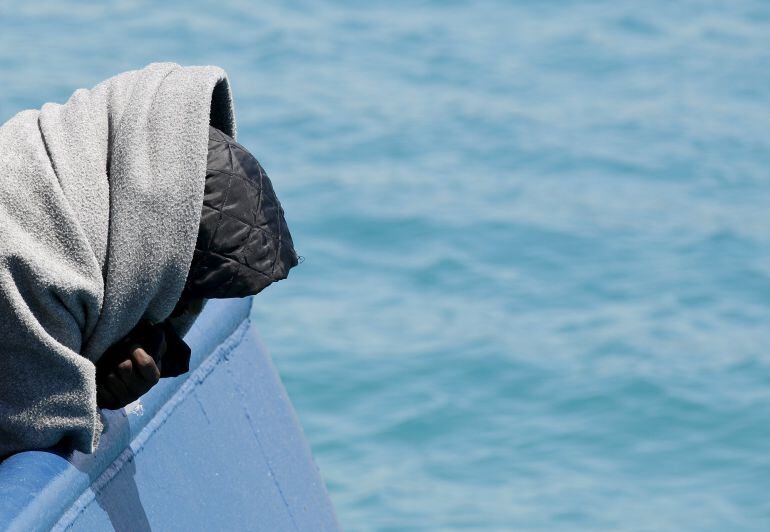 A migrant waits to be disembarked from the Panamanian ship Dignity 1 in the Sicilian harbour of Pozzallo, Italy, June 23, 2015. Thousands of migrants fleeing war and poverty in Africa and the Middle East have died trying to cross the Mediterranean, mostly heading for Italy. European Union leaders agreed in April to boost naval search mission in the Mediterranean after a boat sank and as many as 900 migrants died off the coast of Libya.  REUTERS/Antonio Parrinello