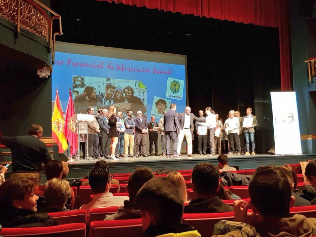 Pilar González, recogiendo el reconocimiento, junto al presidente de la DIputación y el alcalde de Peñafiel