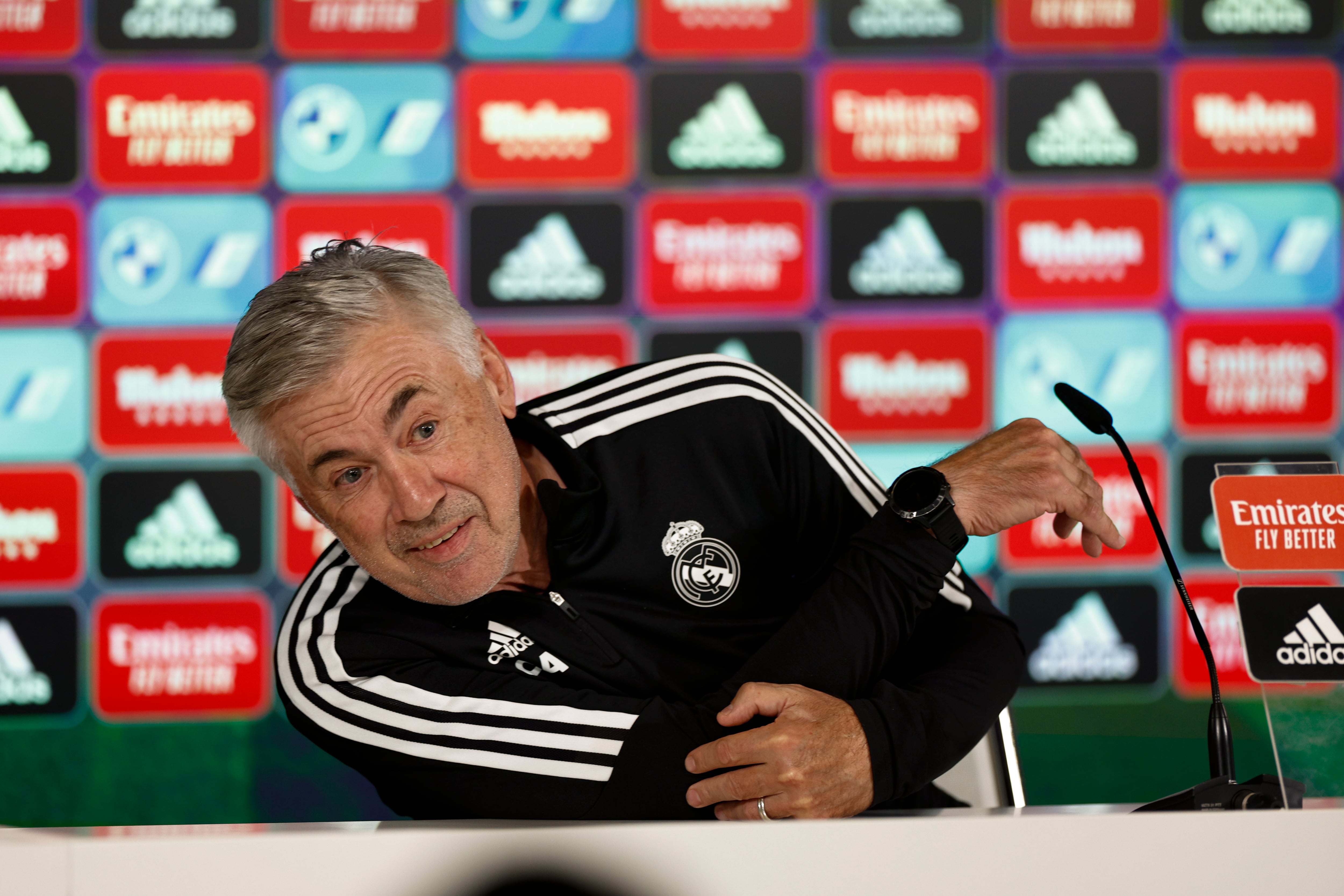 MADRID, 18/10/2022.- El entrenador del Real Madrid, Carlo Ancelotti, da una rueda de prensa tras dirigir un entrenamiento del equipo en la ciudad deportiva del club en Valdebebas, Madrid, este martes, en la víspera de su próximo partido de 10ª jornada de LaLiga Santander contra el Elche. EFE/Rodrigo Jiménez
