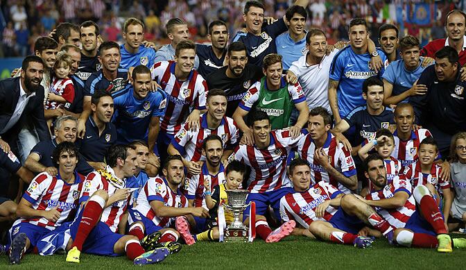 La plantilla del Atlético de Madrid posa junto al trofeo de la Supercopa de Españ