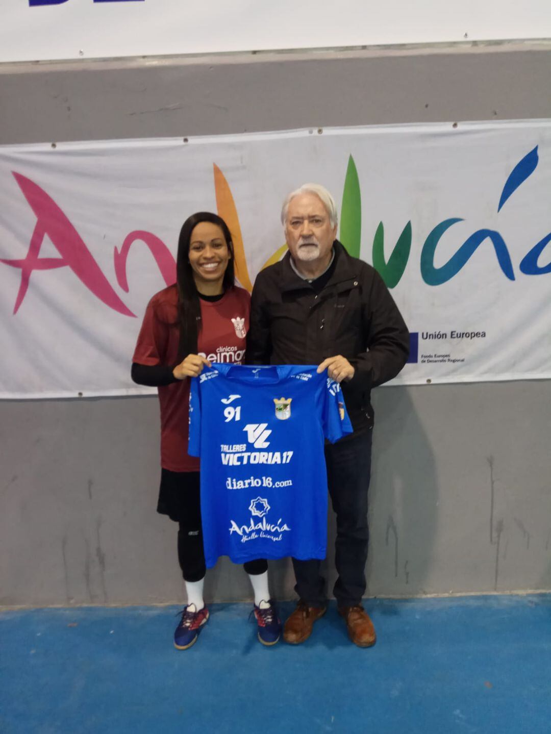 Sara Soares junto al presidente Luis Delgado 