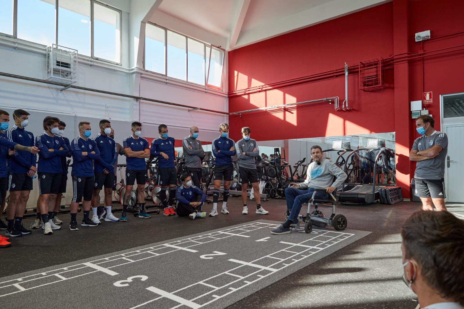 Juan Carlos Unzué en su visita a Tajonar con la plantilla de Osasuna