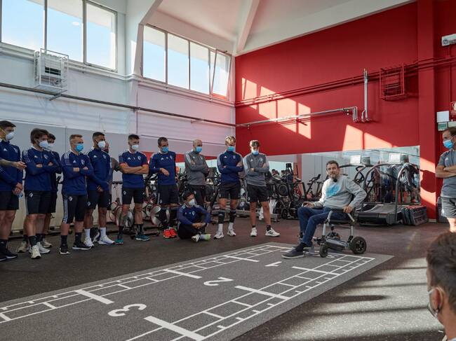 Juan Carlos Unzué en su visita a Tajonar con la plantilla de Osasuna