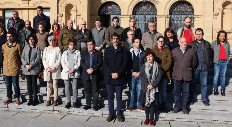 Representantes de todos los grupos políticos en la concentración contra las agresiones sexistas