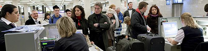 Varias personas hacen cola en los mostradores de facturación del aeropuerto Son San Joan de Palma