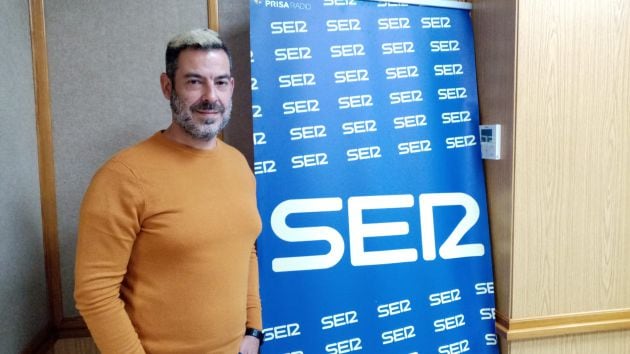 Guillermo Alfaro, hermano contrario al cambio de la Virgen de la Cabeza, en el estudio central de Radio Sevilla