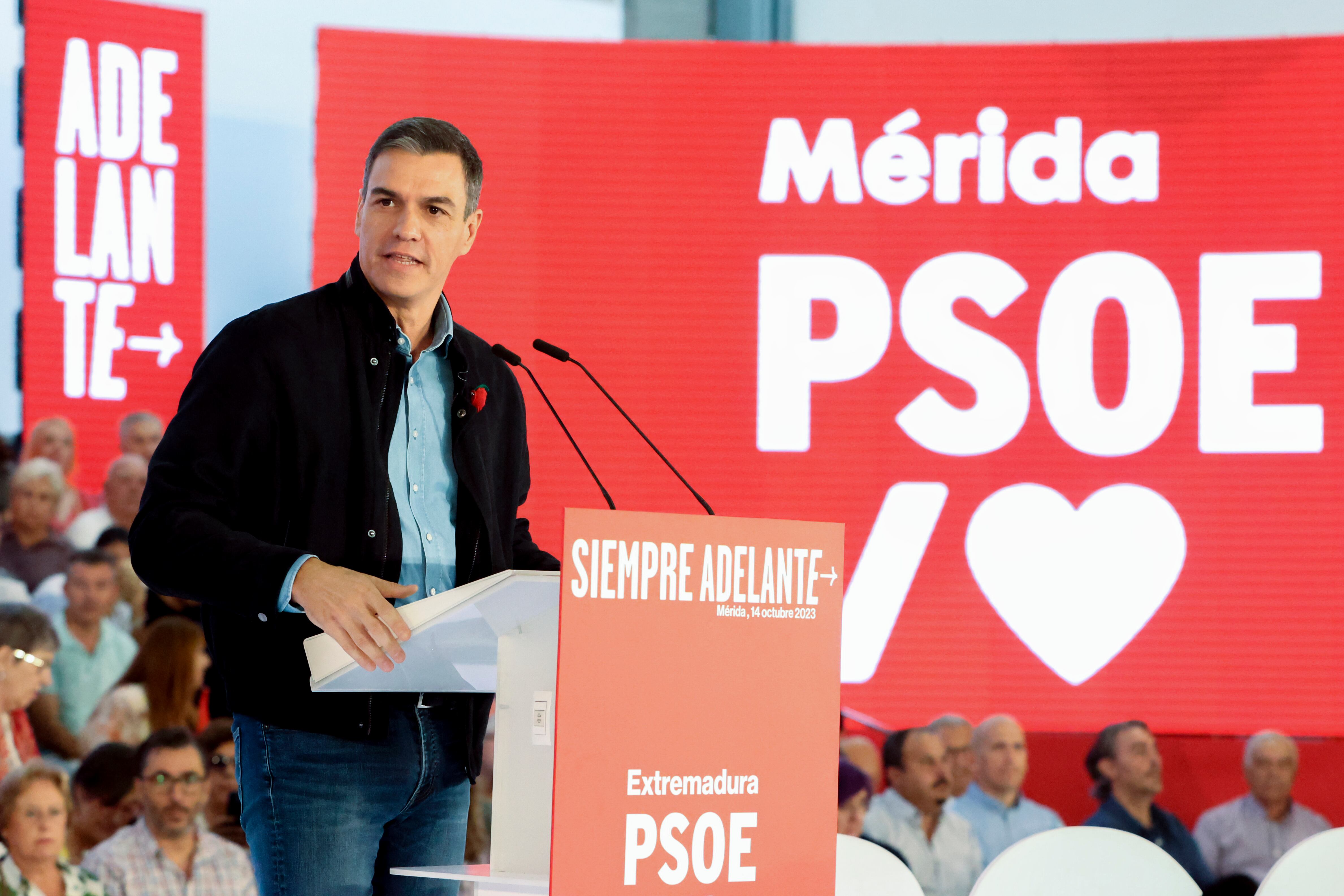MÉRIDA, 14/10/2023.-El secretario general del PSOE y presidente del Gobierno en funciones, Pedro Sánchez, interviene este sábado en un acto político del PSOE de Extremadura en Mérida. EFE/ Jero Morales