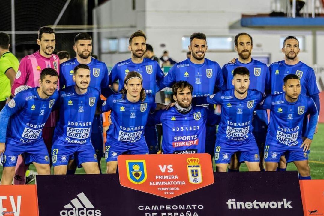 Alineación del Andratx frente al Real Oviedo. Foto oficial junto a Rubén Nova.