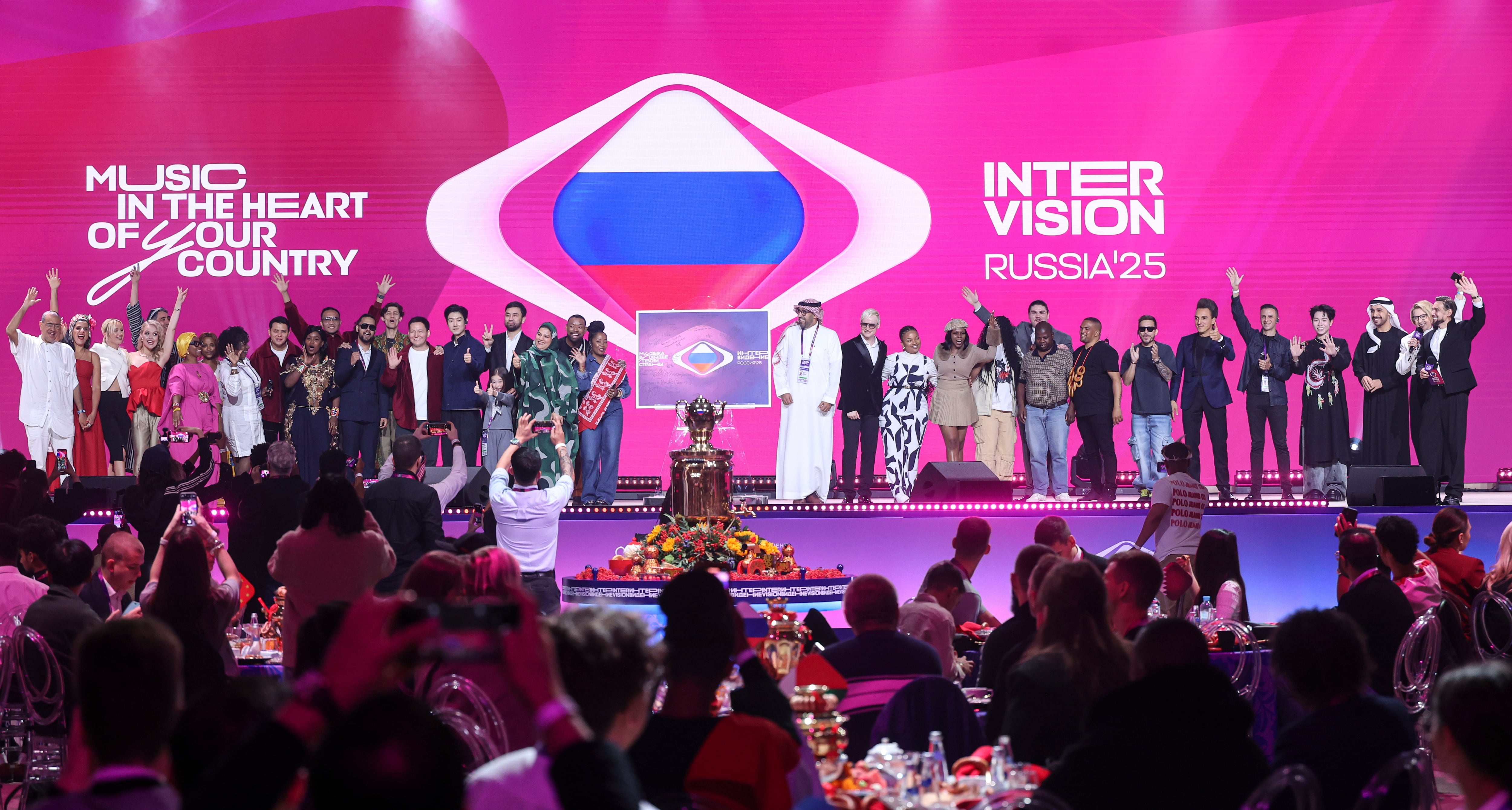Los participantes asisten al sorteo del concurso internacional de música «Intervision» en el Centro Nacional de Rusia, en Moscú, Rusia, el 12 de septiembre de 2025.