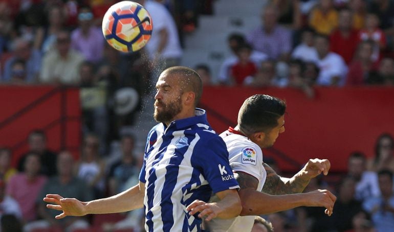 Laguardia, autor del gol del Alavés, disputa un balón aéreo con Vitolo.