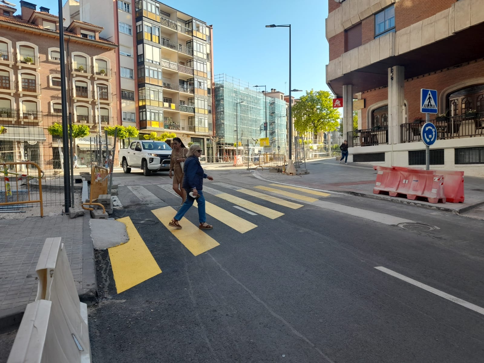 Paso de cebra provisional en la calle Miranda do Douro