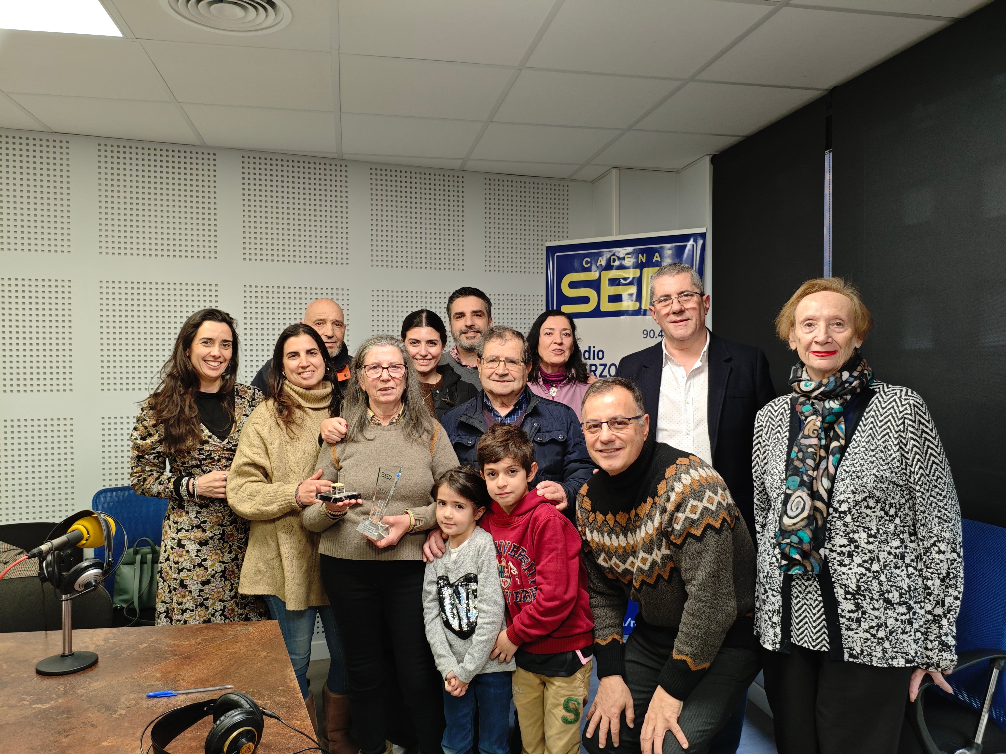 Charo Díez, con su premio, rodeada de su familia y amigos