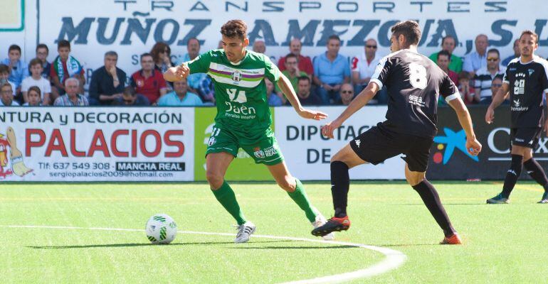 Un jugador del Atlético Mancha Real pelea por el balón durante el partido contra el Villanovense.