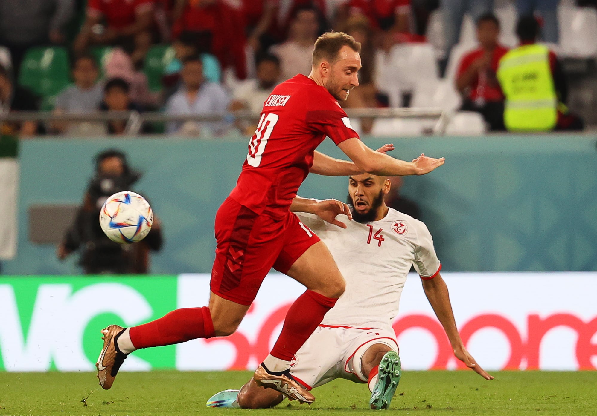 Doha (Qatar), 22/11/2022.- Christian Eriksen (L) of Denmark in action against Aissa Laidouni (R) of Tunisia during the FIFA World Cup 2022 group D soccer match between Denmark and Tunisia at Education City Stadium in Doha, Qatar, 22 November 2022. (Mundial de Fútbol, Dinamarca, Túnez, Túnez, Catar) EFE/EPA/Abedin Taherkenareh
