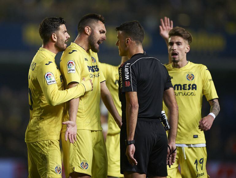 Los jugadores del Villarreal protestan a Gil Manzano