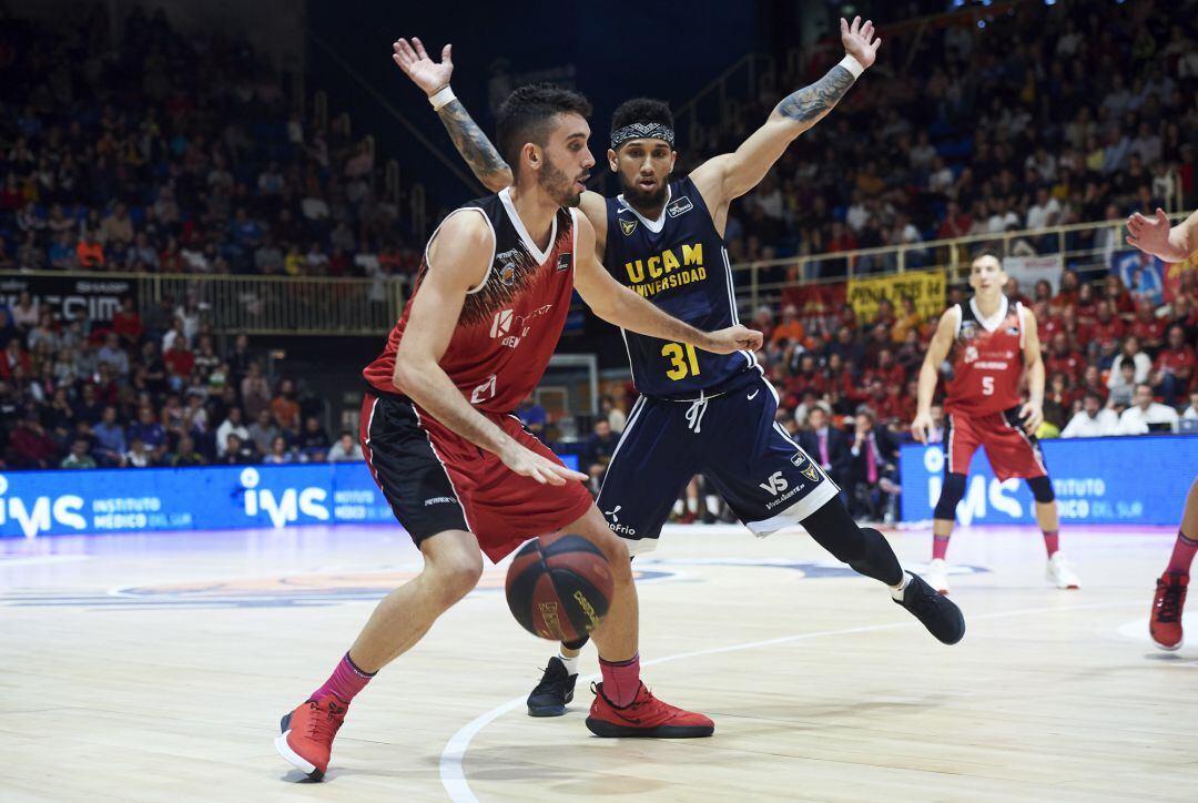 Marc García protege el balón ante Askia Booker en el partido de la primera vuelta.