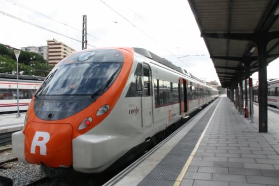 Un tren de Rodalies a l&#039;estació de l&#039;Hospitalet