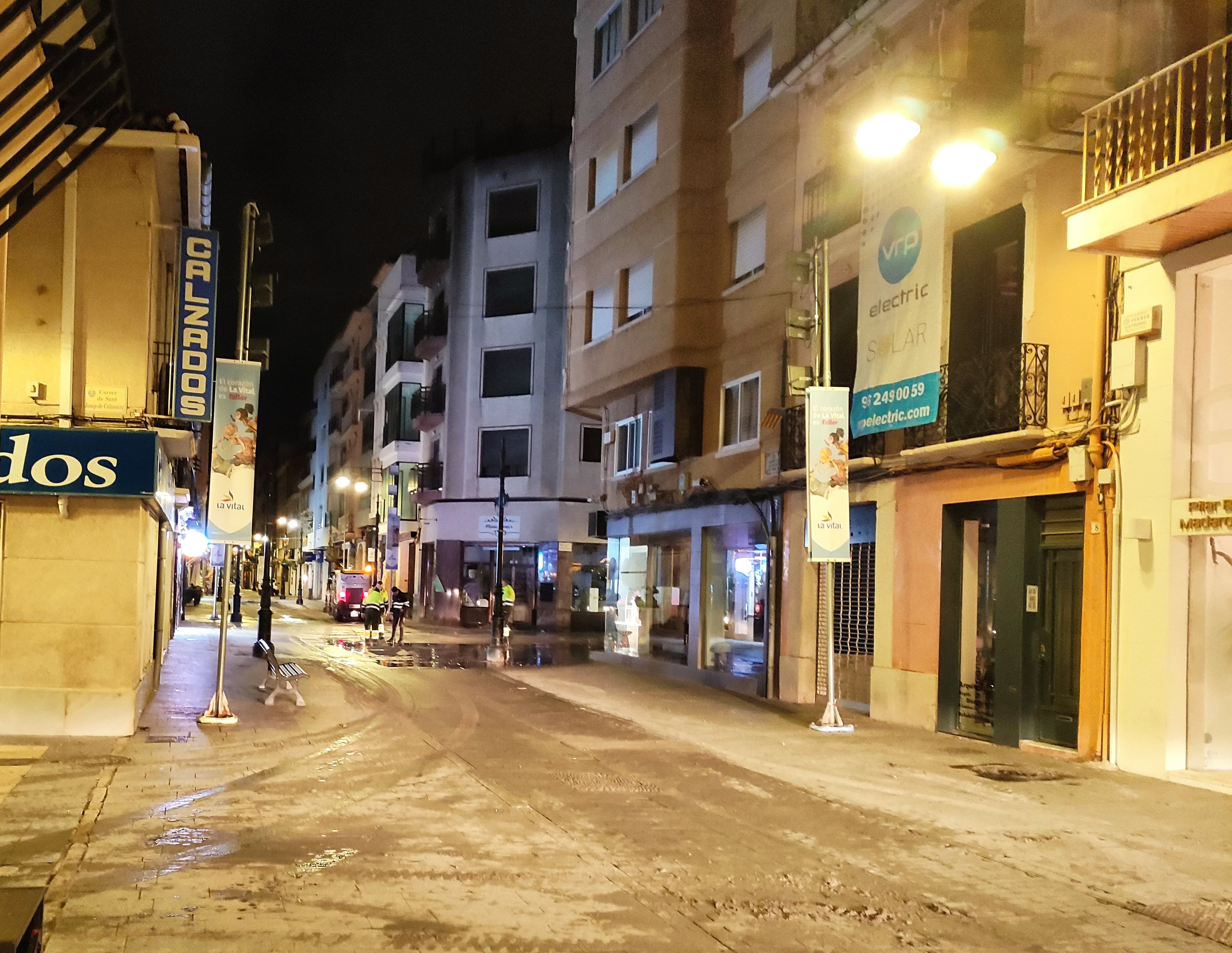 Dispositivo de limpieza vial ultimando esta madrugada la retirada de elementos falleros de la Vilanova, en Gandia